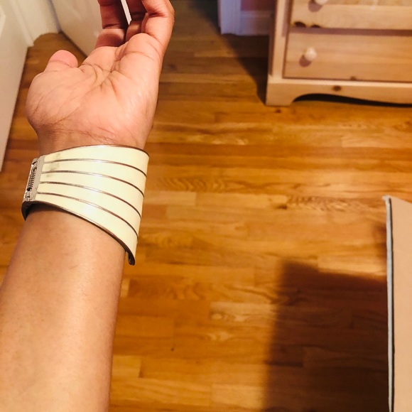Shell Cuff - Picture 3 of 3
